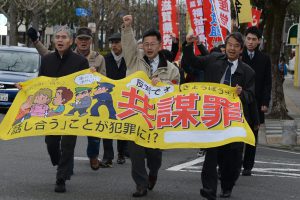デモの先頭に立つ日本共産党の石黒良治県委員長（前列中央）