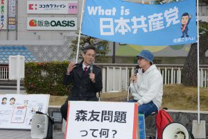 質問に答える石堂氏（左）