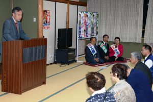 応援に駆け付けた、こくた衆院比例候補（左）＝野洲市