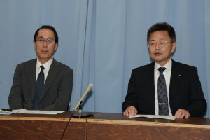 記者会見する（右から）石黒、松本の両氏