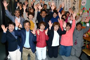 大津市議選で当選した６氏（前列）