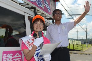 たちばなせつ子候補（左）と宮本岳志前衆院議員